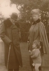 Őfelségeik a király és a királynő Erzsébet hercegnővel a Craigweil House-ban, Bognor, 1930.