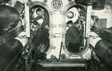 Egy brit tengeralattjáró torpedócsövéi, második világháború, 1945.