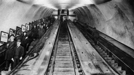 A Tottenham Court Road metróállomás mozgólépcsői, London, 1926-1927