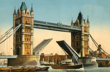 Tower Bridge, London, 1910.