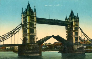Tower Bridge, London, 1910.