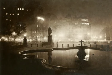 Trafalgar tér. Charing Cross felé néz. London by Night, 1928.