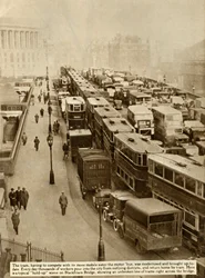 Forgalmi dugó a Blackfriars Bridge-en, London, 1935.