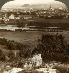 Trondhjem, otthonai, raktárai és katedrálisa a Nid folyó és a Fjord között, Norvégia, 1905.