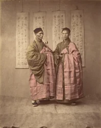 [Két kínai férfi megfelelő hagyományos ruhában], 1870-es évek.