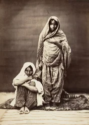 Két indiai nő, egy ülő, 1860-as évek.