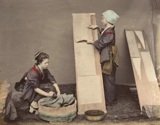[Két japán nő pózol mosnivalóval], 1870-es évek.