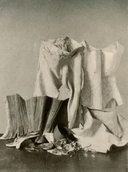 Két pár nadrág, nadrág, gyöngytáska, pénztárca és steppelt alsónadrág, XVIII. század, 1937.