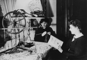 Két nő otthon, Franciaország, 1939
