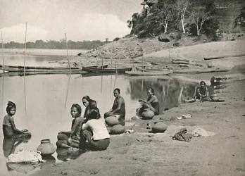 Tipikus folyóparti jelenet a nagy Irrawaddy-n – fürdőző és vizet merítő nők, 1900.