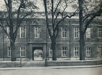 Felső iskola, betekintés az iskola udvarába, 1926