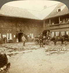 A rénszarvasagancsokkal díszített Victoria Hotel Kongsbergben, a zord Norvégiában, 1905-ben.
