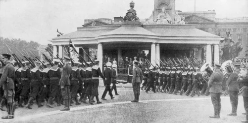 Győzelmi felvonulás a Victoria Memorial és a Buckingham-palota mellett, London, 1919. július 19.