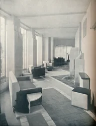 A Napszoba képe nappali fényben, három ablakkal és oszloppal, 1930