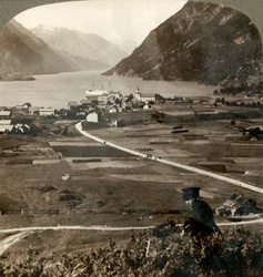 Falutetők és napsütötte mezők Odde északi részén, fel a keskeny hegyfalú Sorfjordon, Norvégiában, 1905.