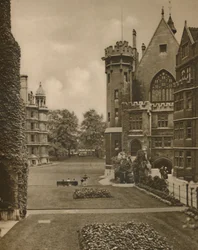 Kilátás a Középső Templom kertjére a Fountain Courtból, 1935.
