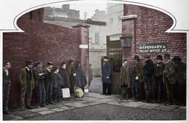 Belépésre vár a St Marylebone Workhouse, Luxborough Street, London, c1901 1903