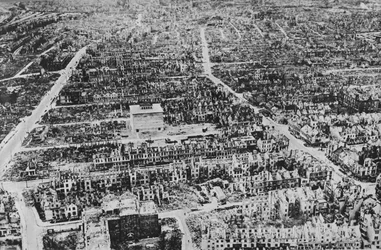 Amit a brit bombázók tettek Brémában, a Weser folyónál, 1945
