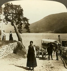 Amikor a tó gőzhajója megérkezik a Tinoseti mólóhoz – kilátás Tinsjon át a dombokra, Norvégia, 1905.