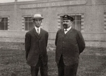 Wilbur Wright amerikai repülő és Leon Bollee francia feltaláló és autógyártó, 1908
