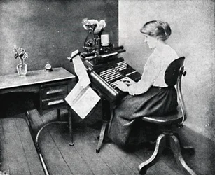 Női operátor monotípus billentyűzeten, 1917