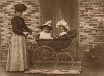 Nő és gyerekek babakocsiban, 1937