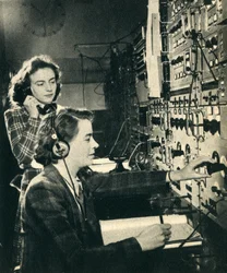 Nők vették át a férfi munkákat. A BBC irányítószobája, mint műsor, 1942-ben indul.