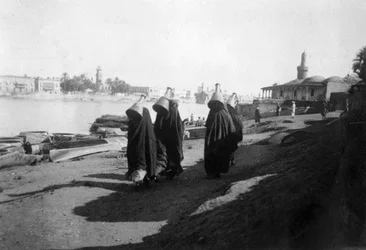 Női vízszállítók, Tigris River, Bagdad, Irak, 1917-1919