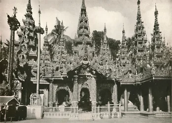 Fából faragott szentélyek üvegmozaik munkával a Shwedagon pagodában, Yangon, 1900.