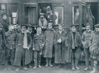 Sebesült angol csapatok úton a báziskórház felé, 1914