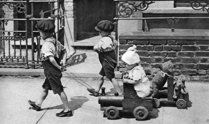 Kisgyermekek játszanak az utcán, London, 1926-1927