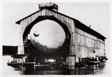 Zeppelin LZ1 egy úszó fogasban Manzellben, Friedrichshafen, Németország, 1900, 1933