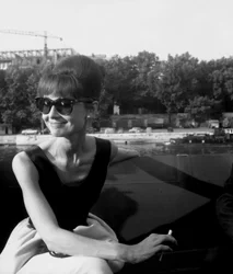 Audrey Hepburn színésznő a Párizs "Paris When It Sizzles" című filmben, 1962. július 13-án