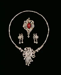 Art Deco gyémánt ékszerek: baguette gyémánt bross medál, cabochon rubin és gyémánt tekercs bross, gyémánt medál fülbevaló