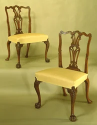 Chippendale étkezőszékek, faragott, áttört és hornyolt háttámlabetétekkel, C-volutás kígyózó felső keresztrúddal, lángmintás léccel és lombozattal, szőrös mancsos végű cabriole lábakon, kb. 1760