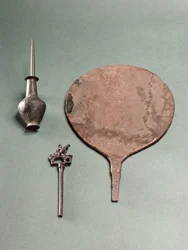 Réz hajtű, collyrium rúd fazékkal és tükörrel, Mohenjodaro, Kr.e. 2300-1750