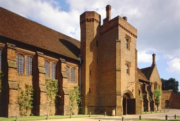 Az 1480-as években épült Hatfield House régi palotájának külső képe, Hertfordshire