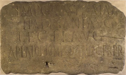 Felirat a 38-as mérföldvárról a Hadrianus-falon, amely rögzíti a mérföldvár építését Augusta 2. légiója által, i.sz. 122-125 között.