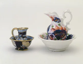 Balra: Crown Staffordshire kancsó és mosdó, jobb oldalon: walesi baluszteres kancsó és mosdó (kerámia)