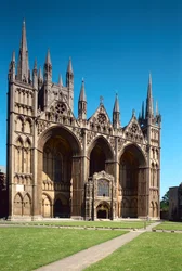 Peterborough katedrális, angol iskola, (13. század), The West Front, 1200-10 körül épült, Cambridgeshire, Egyesült Királyság