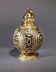 Illatszelence, fekete zománcot körülvevő cizellált tekercsdísszel, aranyozott ezüst, valószínűleg angol, kb. 1580