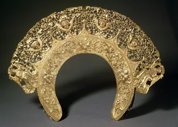 Orosz diadém ezüstműves filigrán munkáival, monogrammal C.A., 1730 körül