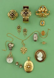 Ékszerválaszték: arany és zománc karkötő, arany és türkiz Stomacher bross, fob óra, gyászgyűrű, Cornelian cameo gyűrű és rózsa csiszolású gyémánt medál