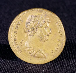 Hadrianus Sestertiusa a Newcastle Upon Tyne-ből, i.sz. 132. Hadrianus mellszobra, mint győztes parancsnok