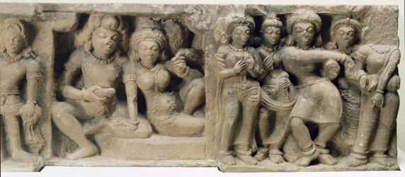 Táncelőadást élvező szerelmesek kőfaragása a Dasavatara templomból, Deogarh, MP, V. század