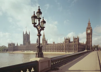 Kilátás a Parlament épületére a Westminster Bridge felől