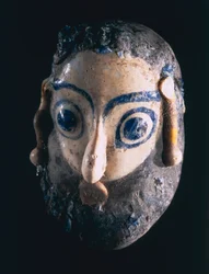00367 Szakállas fejes medál, Karthágóból, Tunézia, föníciai, Kr. e. 4.-3. század (homokmagos üveg)
