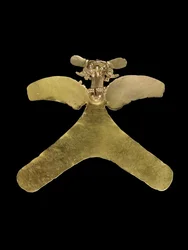Costa Rica-i arany madár alakú függő, az áttört csőrrel öntött ragadozó madár egy kis, kunkori farkú állatot ragad meg, kb. 800-1200