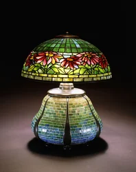 Egy "Poinsettia" ólmozott üveg asztali lámpa, kb. 1902-1932