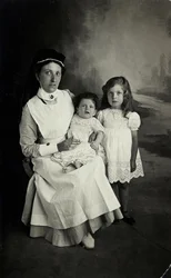 Gyermekekkel pózoló „ápolónő” az 1920-as években.